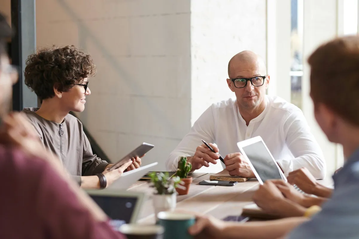 Ever been lost in Spanish conversation? Master idiomatic expressions to blend in, understand the culture, and communicate effectively.